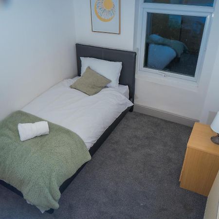 The Highfield Villa, 5 Bedrooms, Northampton Centre, Sleeps 10 Exterior foto