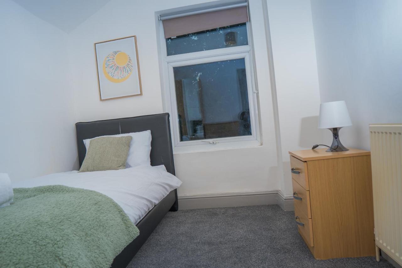 The Highfield Villa, 5 Bedrooms, Northampton Centre, Sleeps 10 Exterior foto
